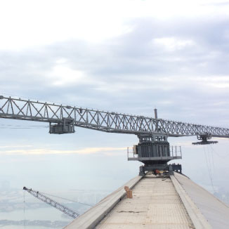 苏州东方之门三角桁架式擦窗机